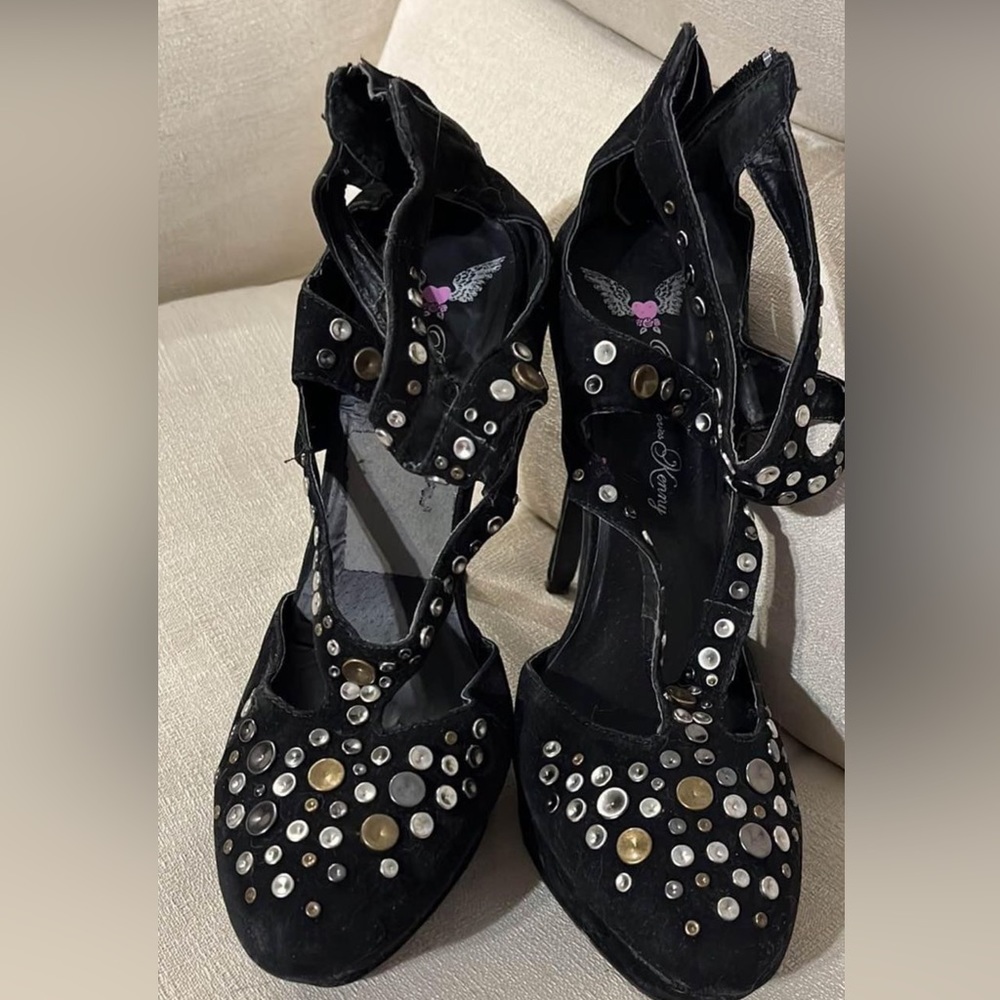 I purchased these shoes new, wore them three times. Medical issue, can’t wear